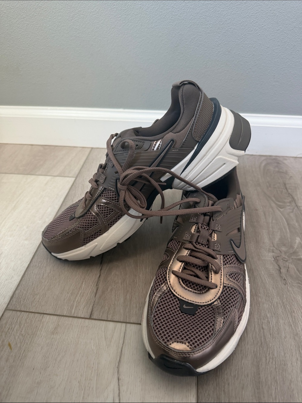 Nike Men's Brown Mesh and Metallic Athletic Sneakers NWOT - Picture 5 of 6